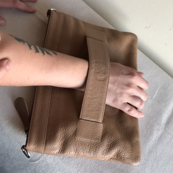 Ala Pilar clutch or shoulder bag Tan pebbled leather. Zip close. Fabric lining - Picture 11 of 11